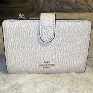 Coach Women's Crossgrain Leather Medium Corner Zip Wallet
(Chalk)